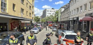 Abatido por la Policía un hombre armado con un pico y un cóctel Molotov en previa del Polonia Países Bajos