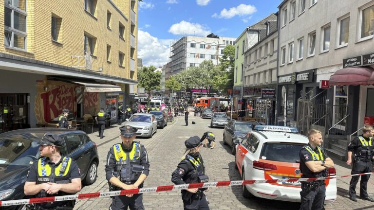 Abatido por la Policía un hombre armado con un pico y un cóctel Molotov en previa del Polonia Países Bajos