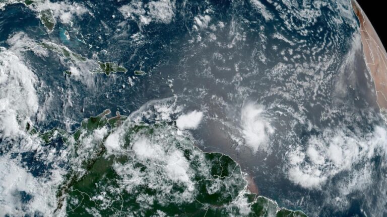 Caribe Oriental emite una alerta de huracán por aproximación de tormenta tropical Beryl