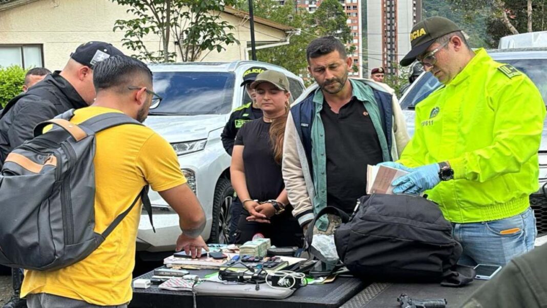 Ejército colombiano detiene a tres disidentes de las FARC que iban en vehículos oficiales