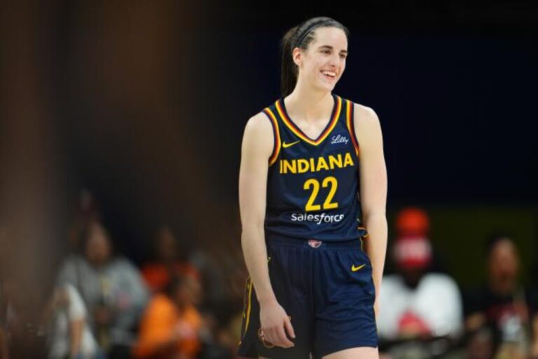 Caitlin Clark hace historia con su primer triple doble