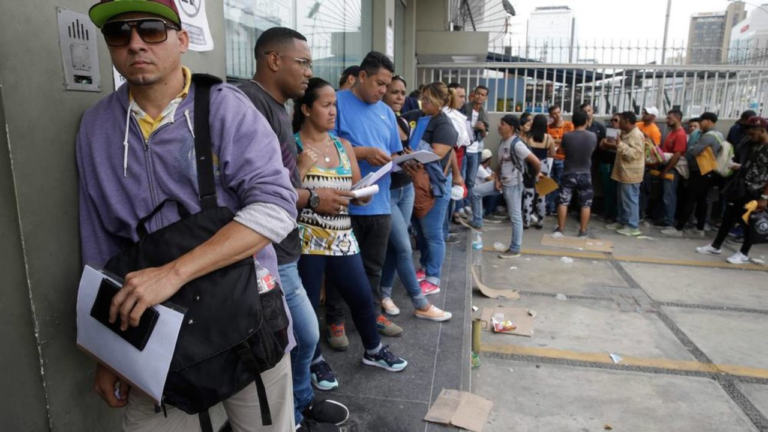 Venezolanos en Lima acuden al consulado para recoger pasaportes