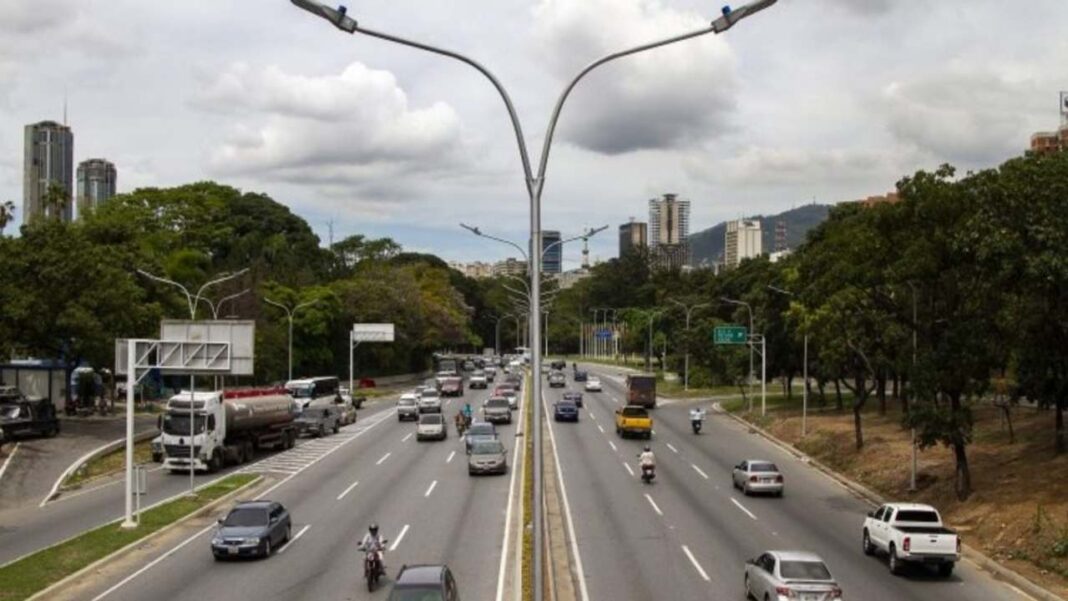 Continúa cierre de la Autopista Gran Cacique Guaicaipuro a la altura de San Agustín