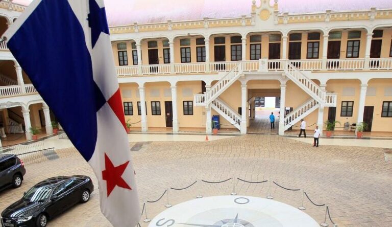 Panamá citó a la representante de Venezuela tras no poder despegar avión con expresidentes