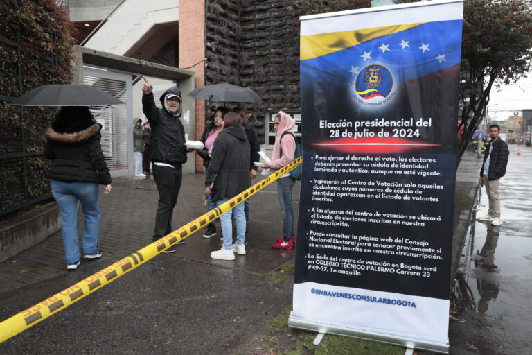 Venezolanos en Bogotá votan bajo la lluvia