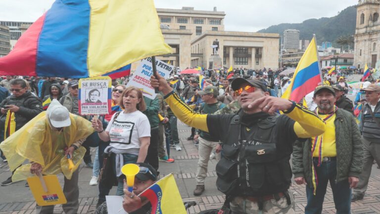 Militares retirados protestaron en Bogotá  contra Petro