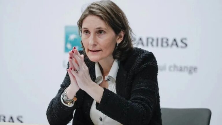 Ministra francesa tildó de «patéticos» los cantos racistas de los argentinos