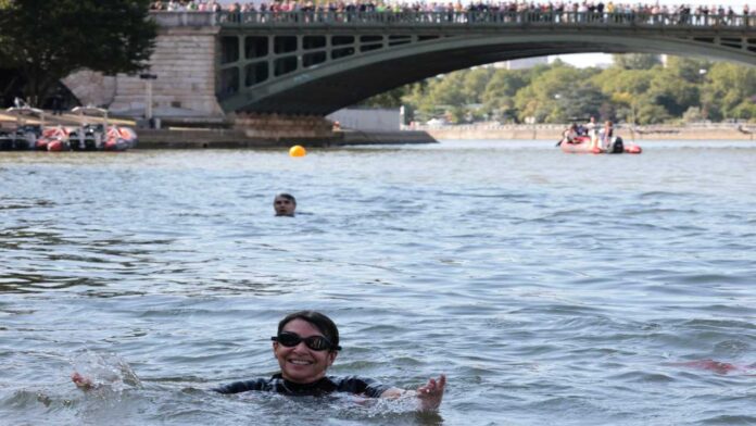 Alcaldesa de París se sumergio en el río Sena