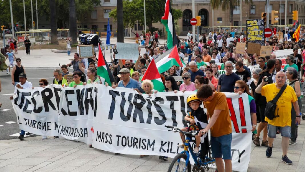 Miles de personas marchan para exigir límites al turismo masivo en Barcelona