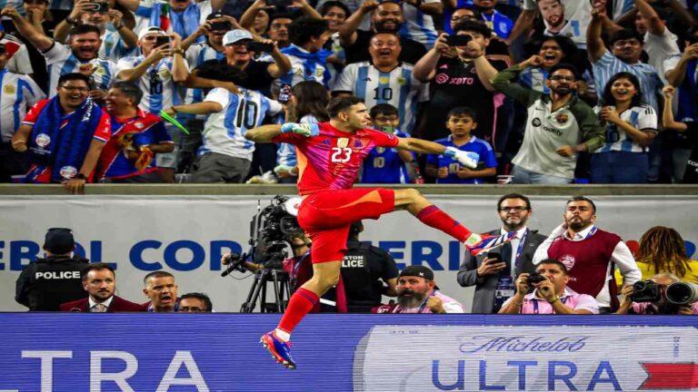 Dibu Martinez rescató a Argentina