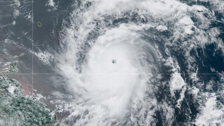 Jamaica se prepara para la llegada del huracán Beryl