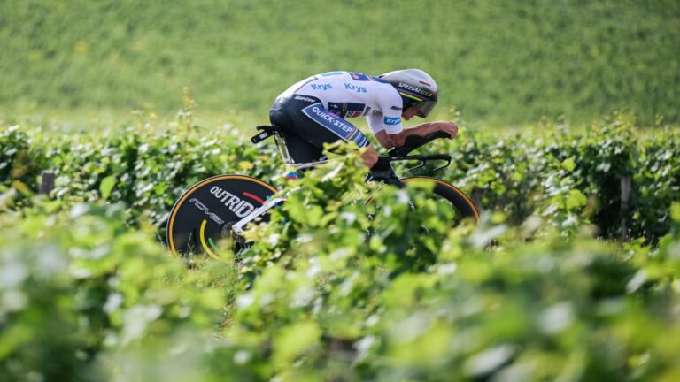 Evenepoel se impuso en la crono y recortó diferencias con Pogacar
