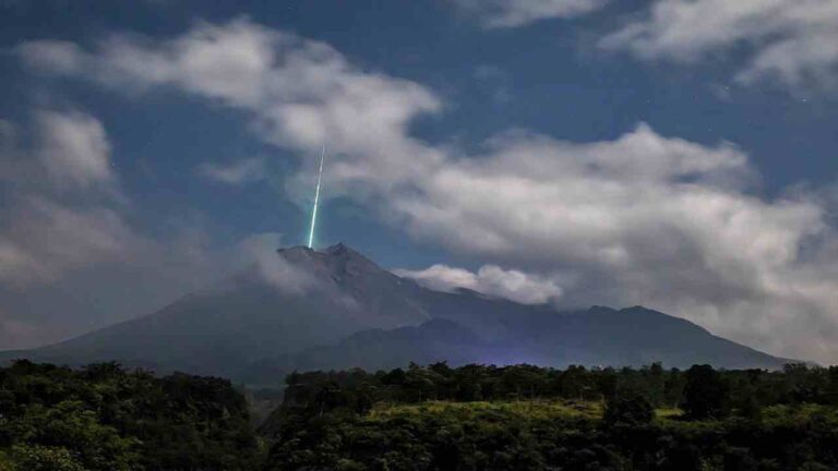 Indonesia vigilante tras la erupción del volcán Merapi en la isla de Java