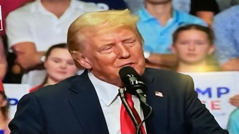 Trump bromea sobre debilidad de Biden en primer mitin luego de intento de asesinato