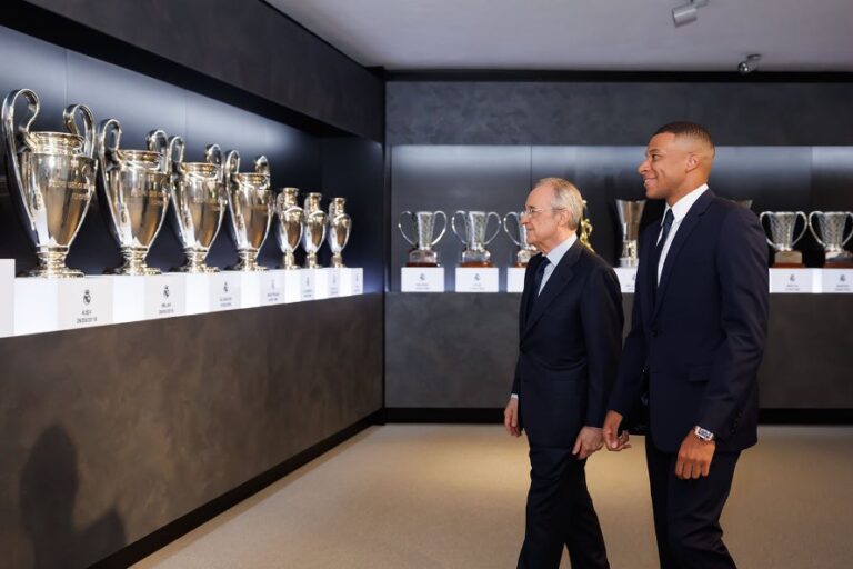 Mbappé firma su contrato con el Real Madrid 