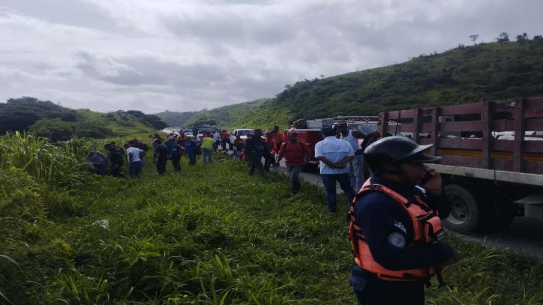 3 muertos y varios heridos deja volcamiento de camión del Seniat en ARC