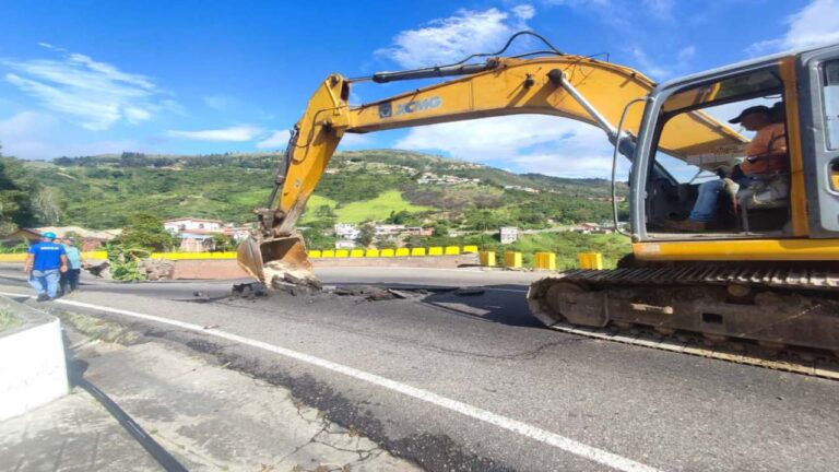 Cierran vía fronteriza con Colombia en la Troncal 1 por restitución de calzada
