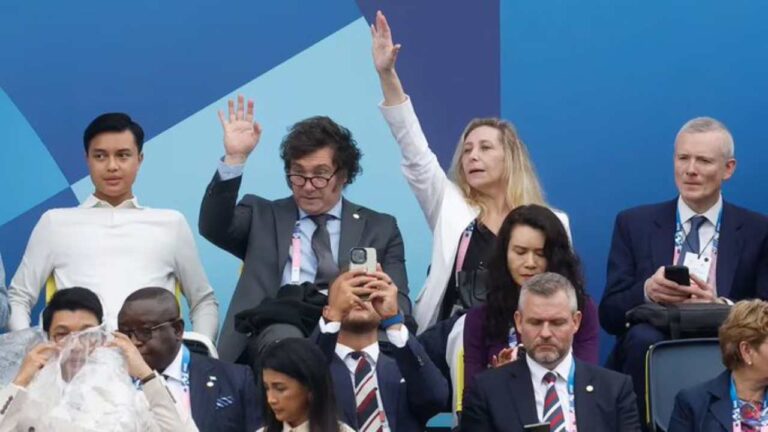 Milei viaja a Argentina luego de estar en JJ.OO. de París y reunirse con Macron