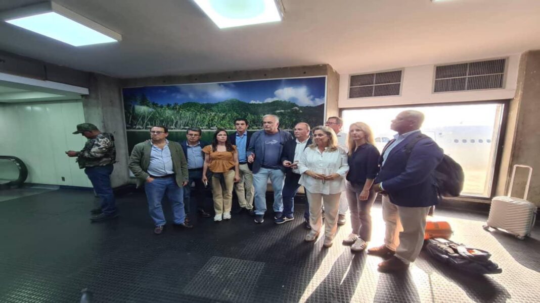 Retenida en Caracas la delegación del PP español que viajó a las elecciones, según Feijóo