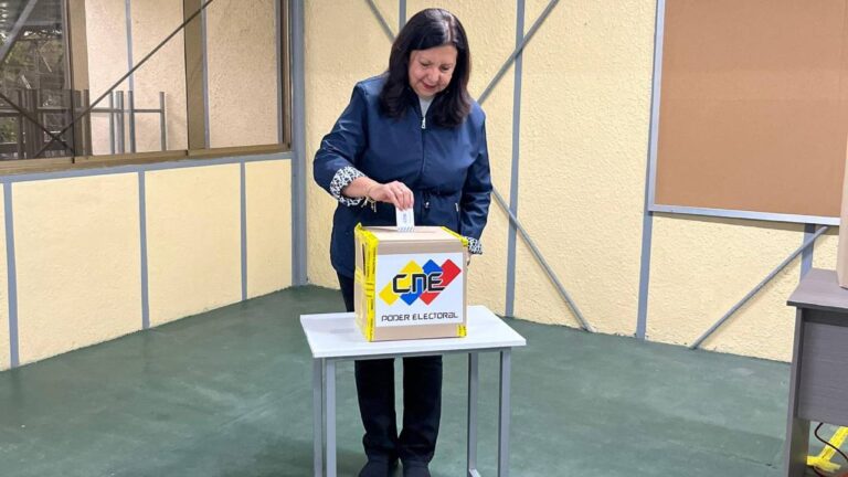 Alcaldesa de Caracas ejerció su derecho al voto