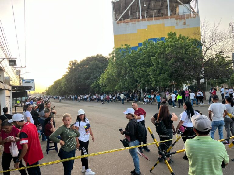 Rector Delpino: Las colas largas son por la afluencia de votantes