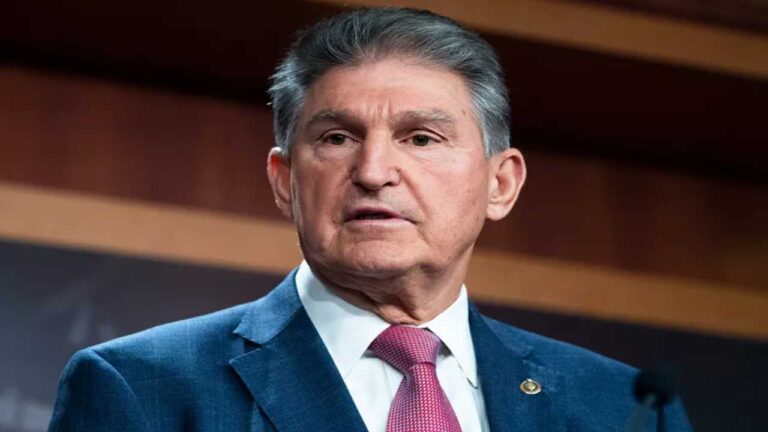 Polémico senador Manchin pide a Biden que «pase la antorcha a una nueva generación»