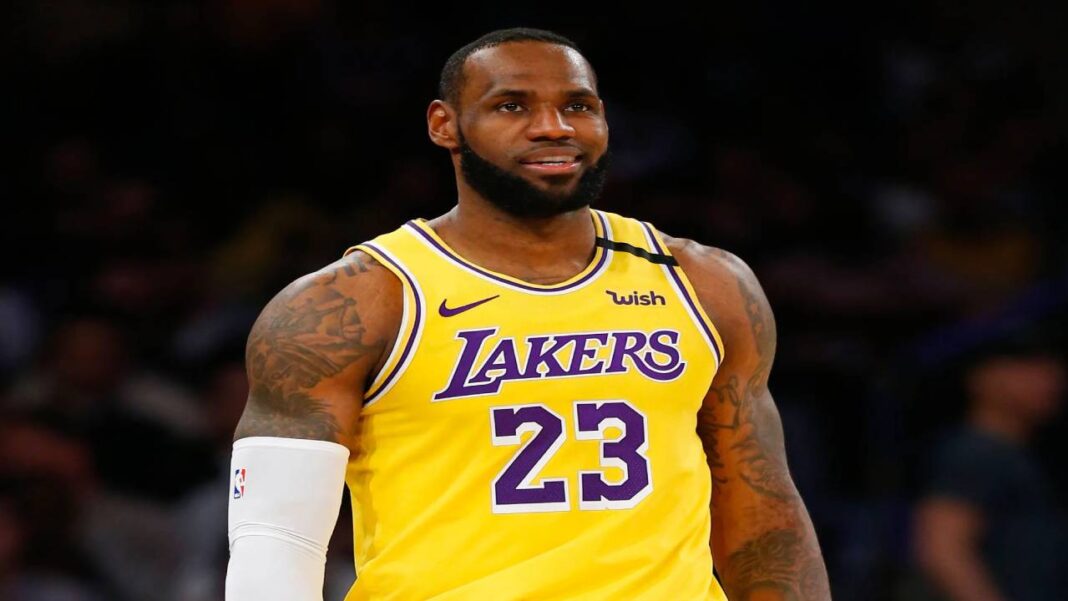 LeBron James renovó por dos años con los Lakers