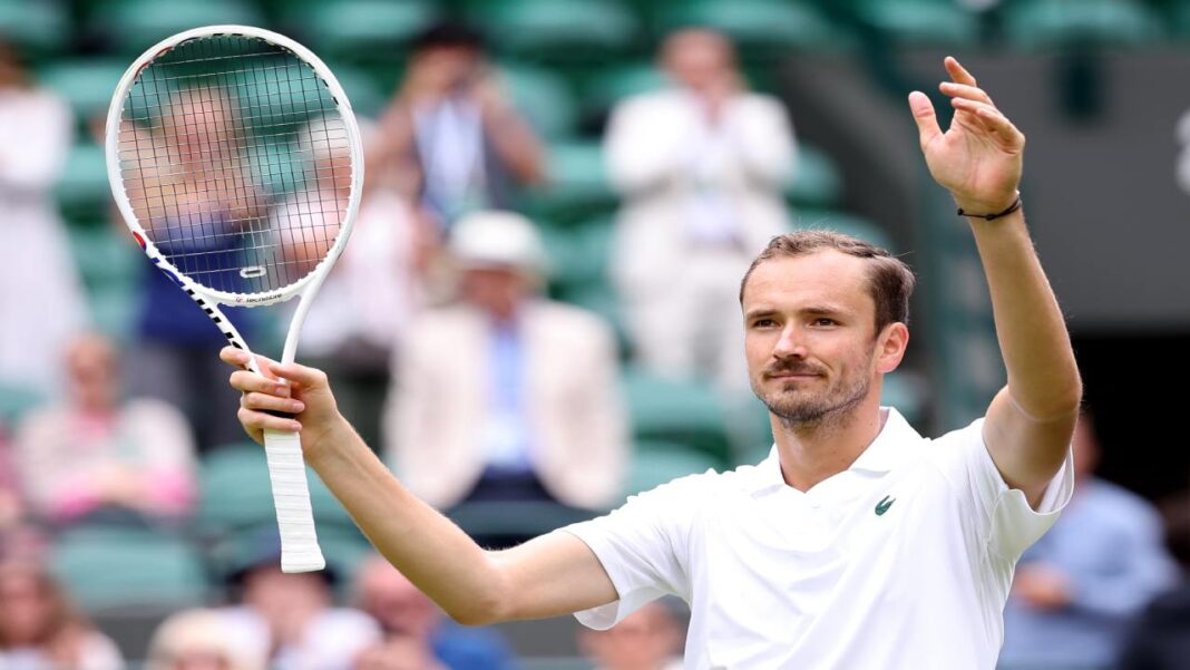 Medvedev comanda clasificados de ronda en Wimbledon
