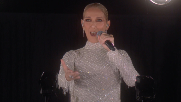 Céline Dion reaparece triunfal en lo alto de la torre Eiffel