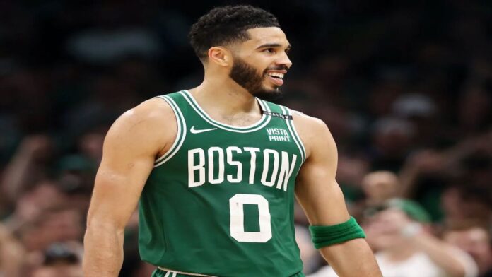 Tatum firmó acuerdo histórico de cinco años con Boston