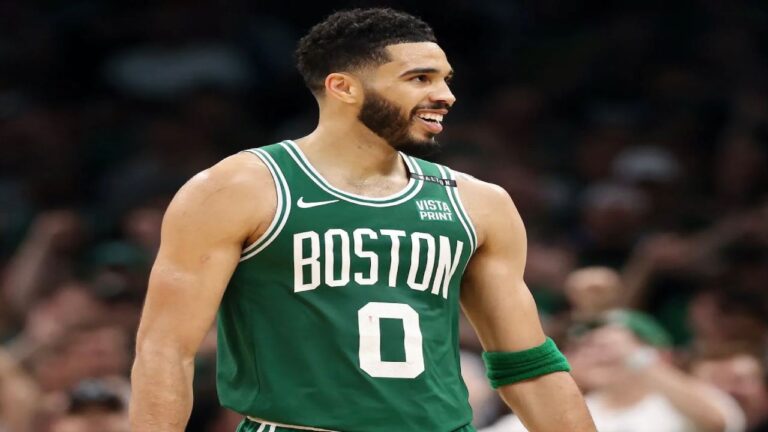 Tatum firmó acuerdo histórico de cinco años con Boston
