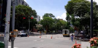 El alcalde del municipio Baruta, Darwin González, informó que se instaló una segunda pantalla en la Avenida Principal de las Mercedes e invitó a la ciudadanía a ver y disfrutar el juego de la Vinotinto que se transmitirá este viernes a las 9: 00 p. m. En el reels publicado en su cuenta de X detalló que debido a la gran afluencia de personas en los útltimos partidos, el espacio de la Plaza Alfredo Sadel ya no era suficiente. La máxima autoridad municipal también destacó que el estacionamiento del Centro Comercial Tolón y de la Plaza Alfredo Sadel estarán prestando servicio, mientras que la seguridad se mantendrá desplegada hasta que culmine el evento.