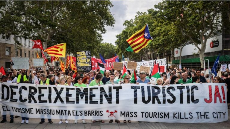 Miles de personas protestan contra el turismo excesivo en España