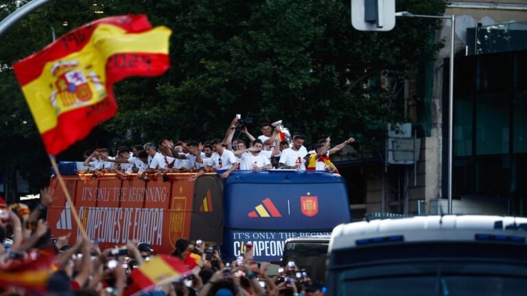 España recibió a sus campeones en la plaza de Cibeles