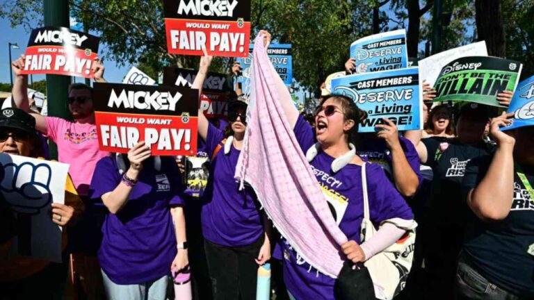 Trabajadores de Disneylandia votan a favor de autorizar la primera huelga en 40 años