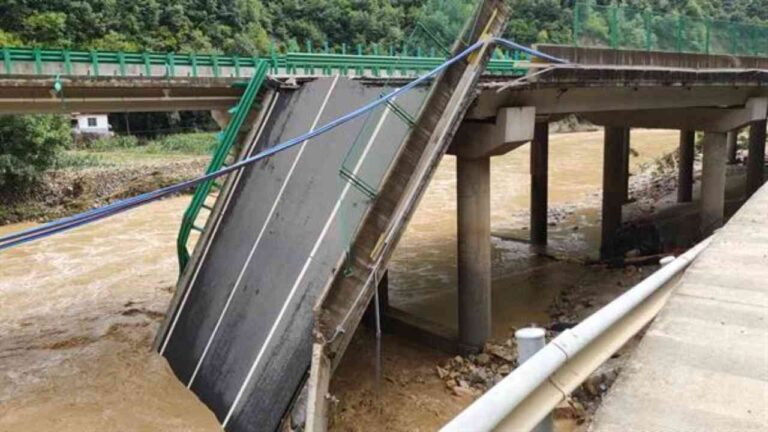 Colapso de un puente en el centro de China provocó caída al río de 17 carros y 8 camiones