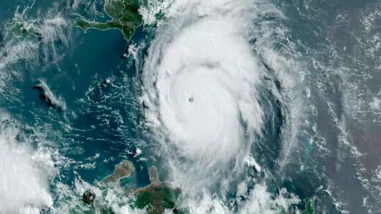 Jamaica pide tomar previsiones por el huracán Beryl
