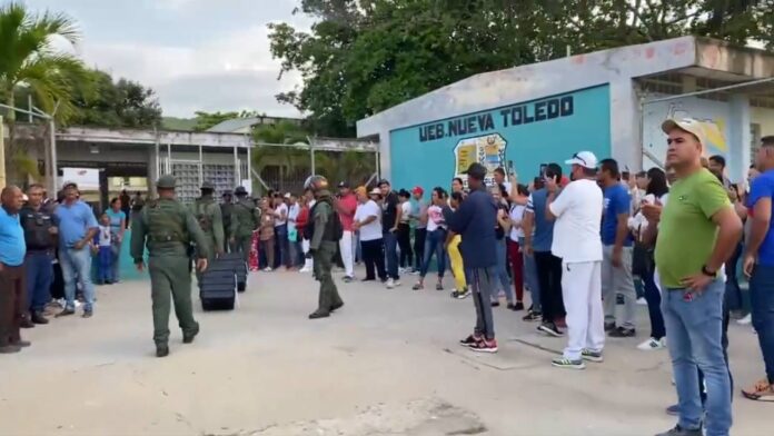 Llegan a Cumaná 2 nuevas máquinas a centro donde no votaban desde mediodía