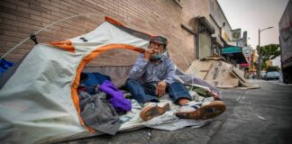 California ordena la retirada de miles de campamentos de personas sin hogar