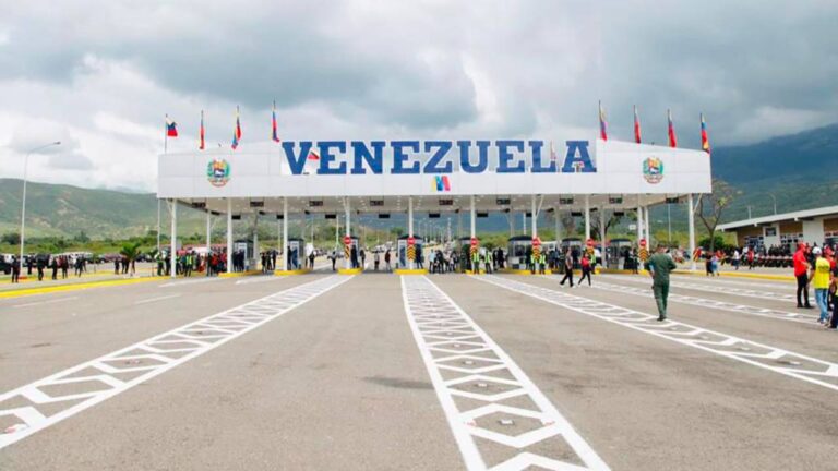 Venezolanos viajan desde Colombia para votar