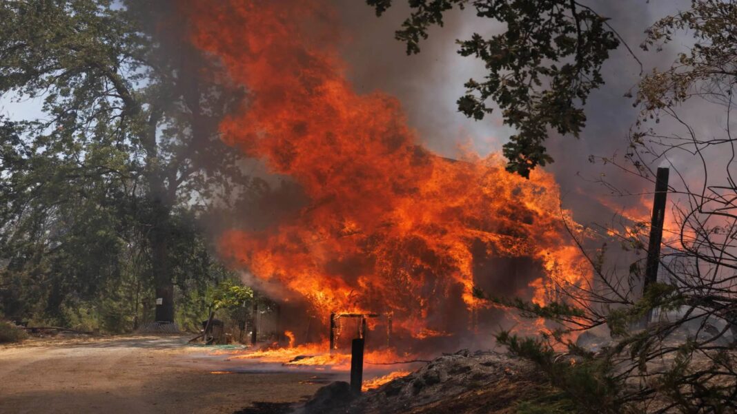 Un incendio supuestamente provocado en California se convierte en el más grande de 2024