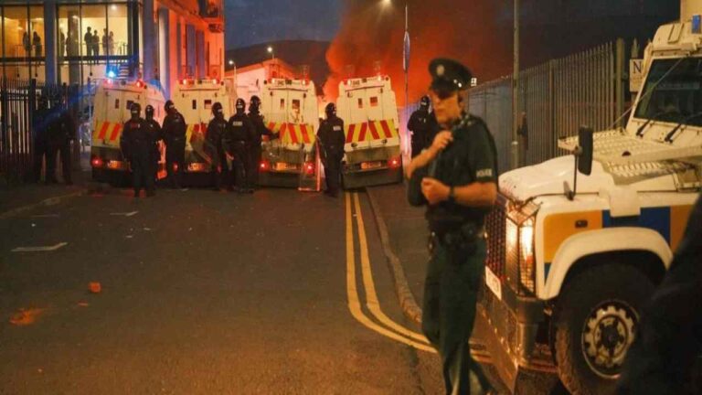 Choques con jóvenes republicanos dejan 10 policías británicos heridos en Irlanda del Norte
