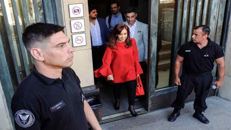 Cristina Fernández llega al juzgado para declarar como testigo por atentado en su contra
