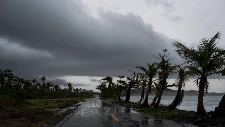 Cientos de personas refugiadas y carreteras bloqueadas en Puerto Rico por huracán Ernesto