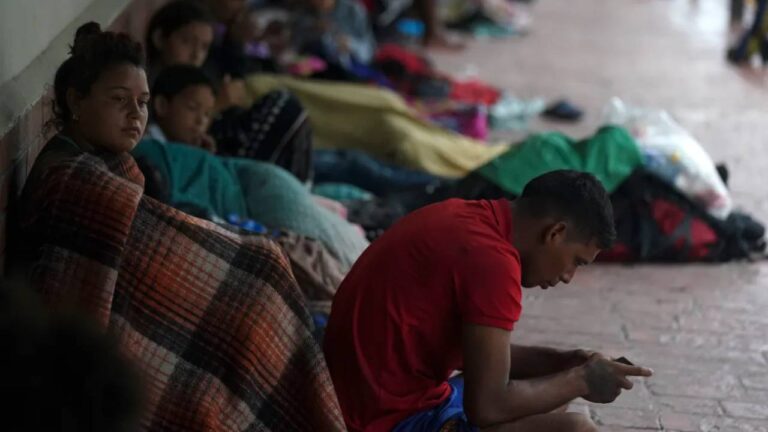 Hallan a 41 migrantes de India, Nepal y Ecuador encerrados en una casa del sur de México