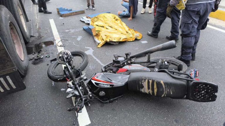 Accidente dejó dos muertos y un herido de gravedad en autopista de Caracas