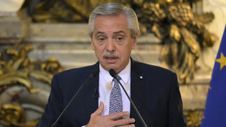 Expresidente argentino Fernández niega acusaciones de violencia machista de su expareja
