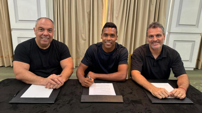 Flamengo anuncia el fichaje del mundialista Alex Sandro