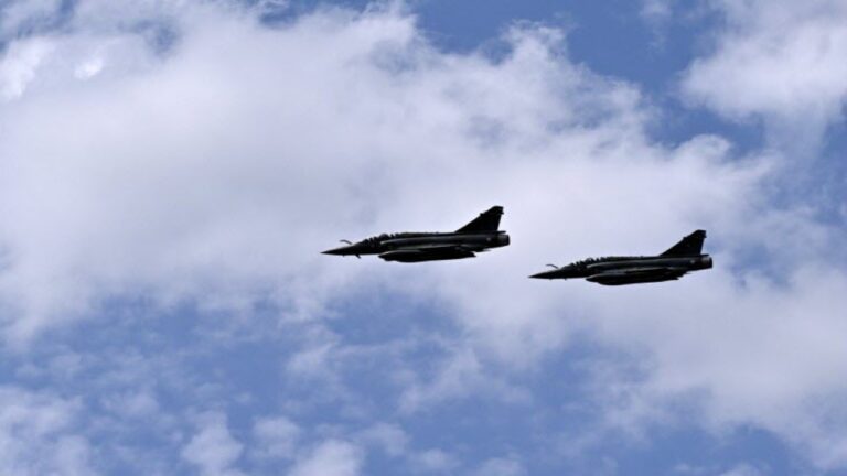 Dos aviones de combate se estrellaron en el noreste de Francia y buscan a los pilotos