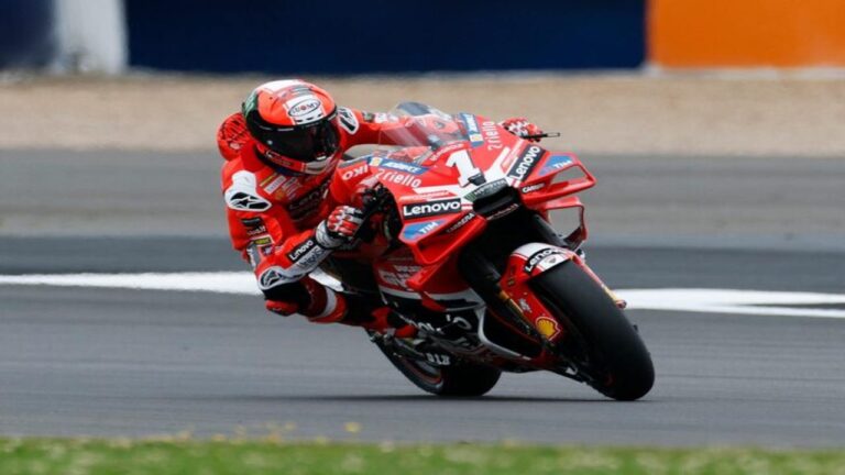 Bagnaia suma su tercer triunfo al sprint, Martín penalizado y Márquez por los suelos